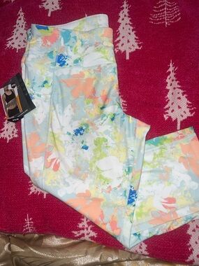 NWT Avia Plus Size 2X Capri Leggings Sleek Garden Eve